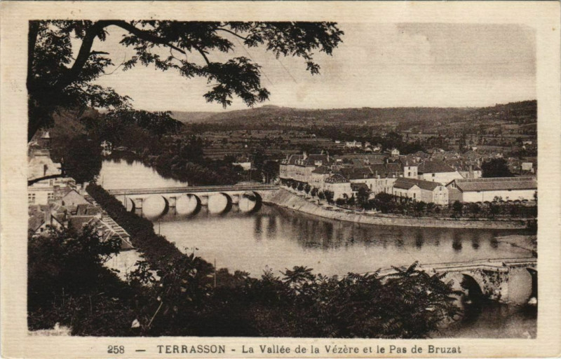 Carte postale ancienne Terrasson - La Vallee de la Vezere et le Pas de Bruzat