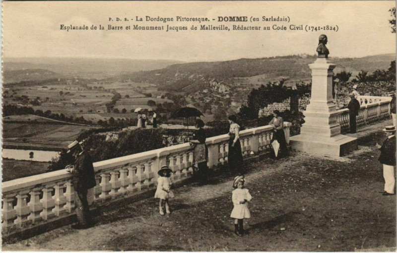 Carte postale ancienne Domme - En Sarladais - Esplanade de la Barre et Monumnet à Domme
