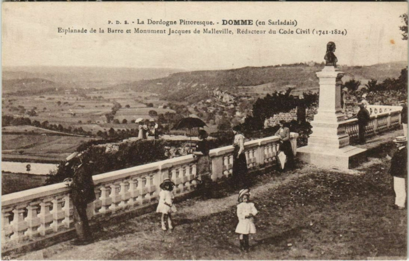Carte postale ancienne Domme - Esplanade de la Barre et Monument à Domme