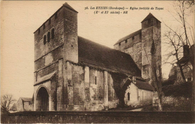 Carte postale ancienne Les Eyzies - Eglise Fortifiee de Tayac aux Eyzies