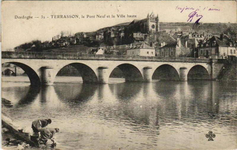 Carte postale ancienne Terrasson - Le Pont Neuf et la Ville Haute