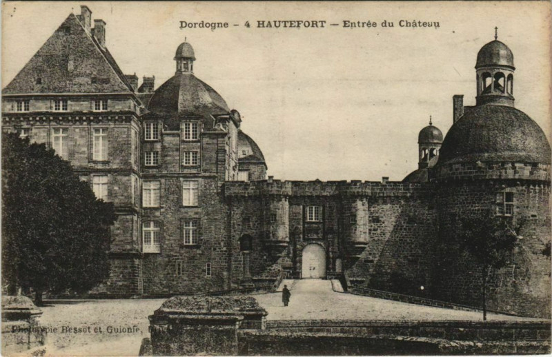 Carte postale ancienne Hautefort - Entree du Chateau à Hautefort