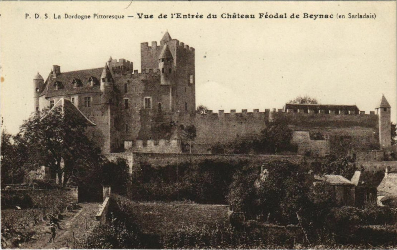 Carte postale ancienne Vue de l'Entree du Chateau Feodal de Beynac - En Sarladais