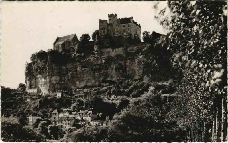 Carte postale ancienne Beynac - Le Village et le Chateau