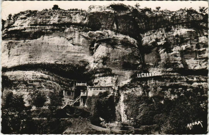 Carte postale ancienne Les Eyzies - Le Grand Roc aux Eyzies