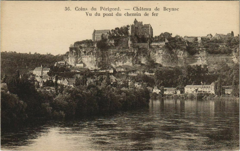 Carte postale ancienne Chateau de Beynac - Vu du Pont du Chemin de Fer