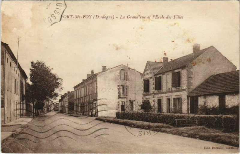 Carte postale ancienne Port-Sainte-Foy - La Grand'rue et l'Ecole des Filles