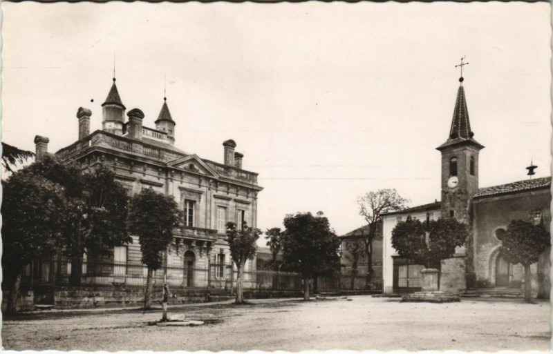 Carte postale ancienne Villefranche-de-Lonchat - La Place et l'Hotel de Ville à Villefranche-de-Lonchat