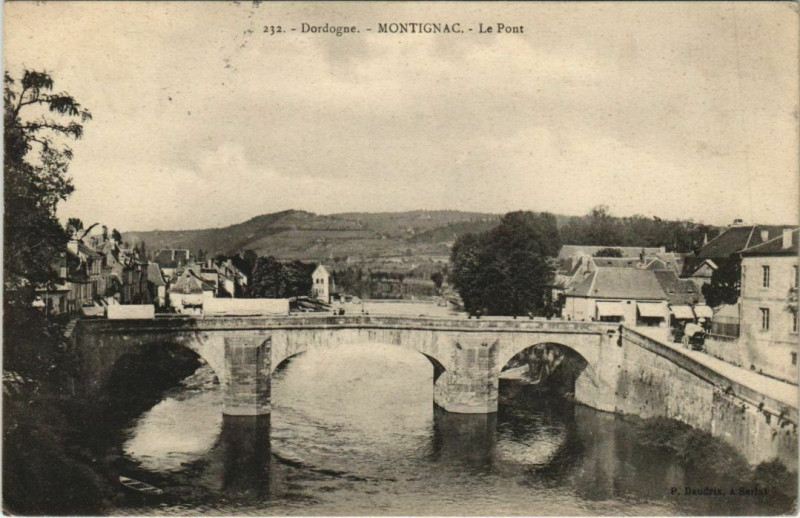 Carte postale ancienne Montignac - Le Pont à Montignac