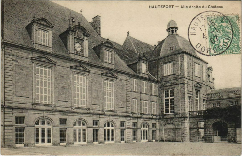 Carte postale ancienne Hautefort - Aile droite du Chateau à Hautefort