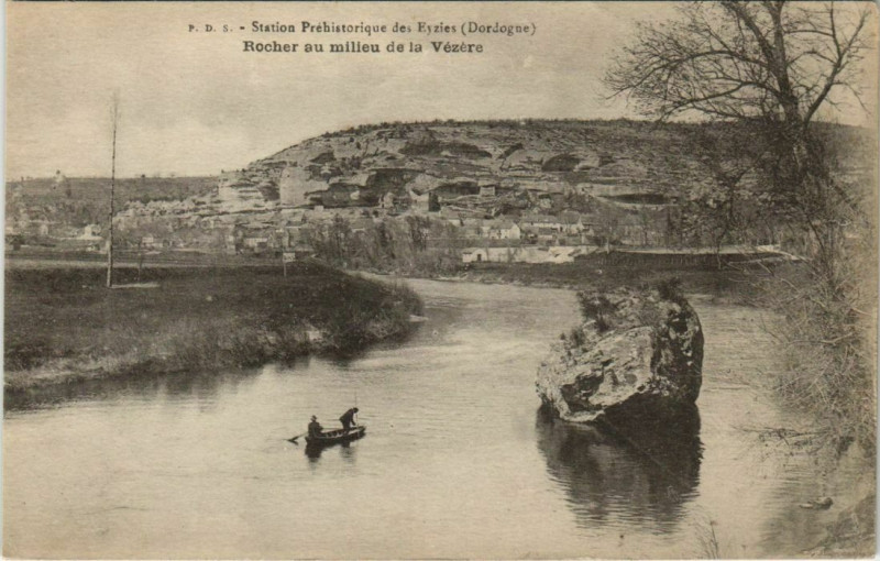 Carte postale ancienne Station Prehistorique des Eyzies - Rocher au Milieu de la Vezere