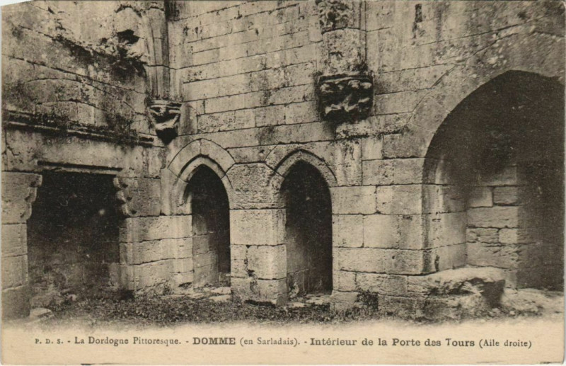 Carte postale ancienne Domme - Enterieur de la Porte des Tours - Aile Droite à Domme