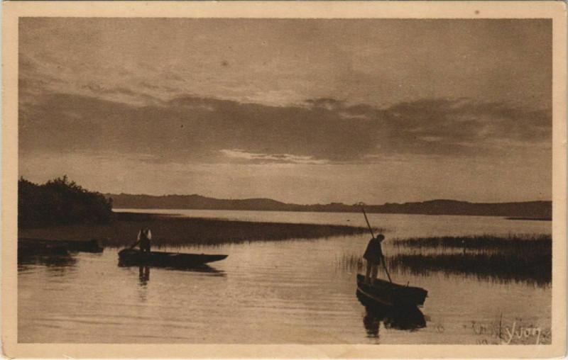 Carte postale ancienne Crepuscule sur l'Etang de Leon