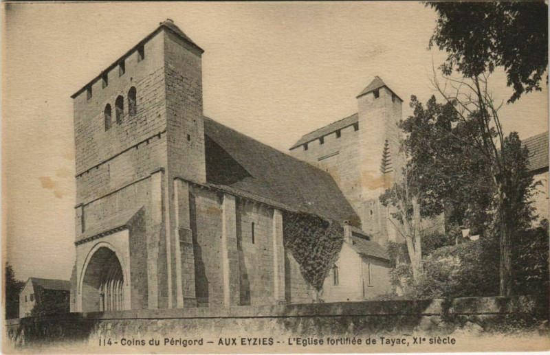 Carte postale ancienne Coins du Perigord - Aux Eyzies - L'Eglise Fortifiee de Tayac