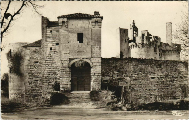 Carte postale ancienne Mareuil-sur-Belle - Entree du Chateau
