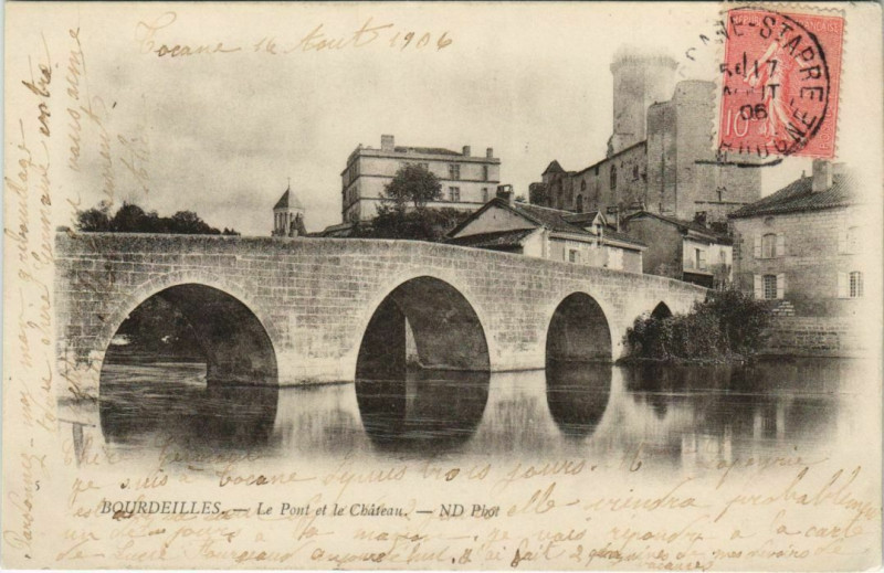 Carte postale ancienne Bourdeilles - Le Pont et le Chateau à Bourdeilles