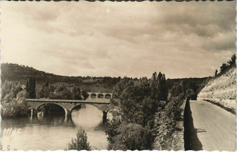 Carte postale ancienne Buissons - Pont de Vicq - Route de Bigarroque