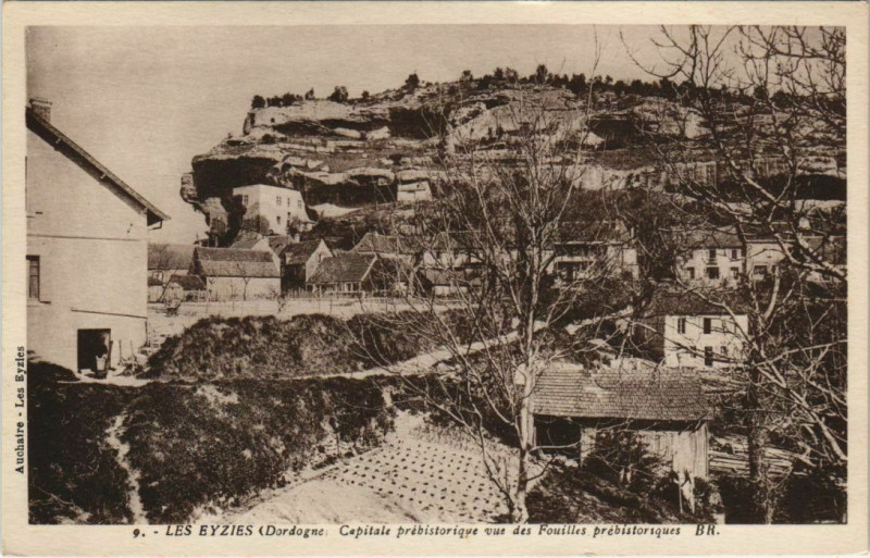 Carte postale ancienne Les Eyzies - Vue des Fouilles Prehistoriques aux Eyzies