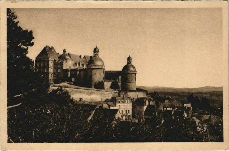 Carte postale ancienne Hautefort - Le Chateau - Vue à Hautefort