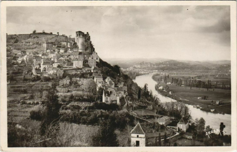 Carte postale ancienne Chateau Feodal de Castelnaud - Au fond - Beynac et son Chateau