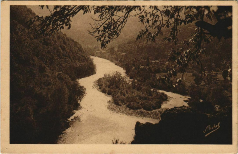 Carte postale ancienne Vue de la Dordogne a Nauzenac - Soursac