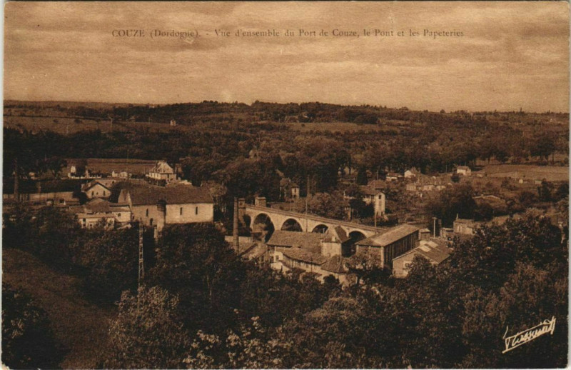 Carte postale ancienne Couze - Vue d'Ensemble du Port - Le Pont - Les Papeteries
