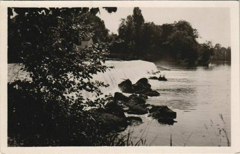 Carte postale ancienne Montpon-sur-l'Isle - Le Barrage