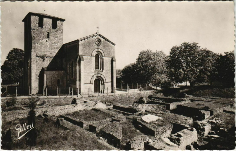 Carte postale ancienne Montcaret - Eglise à Montcaret