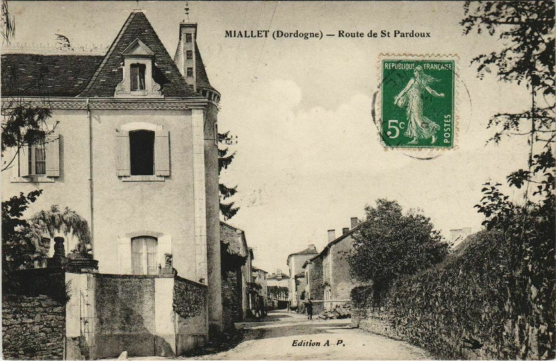 Carte postale ancienne Miallet - Route de Saint-Pardoux