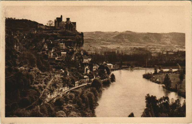 Carte postale ancienne Beynac et son Chateau Feodal