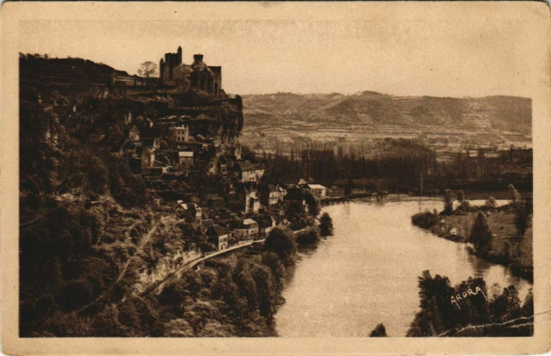 Carte postale ancienne Beynac et son Chateau Feodal