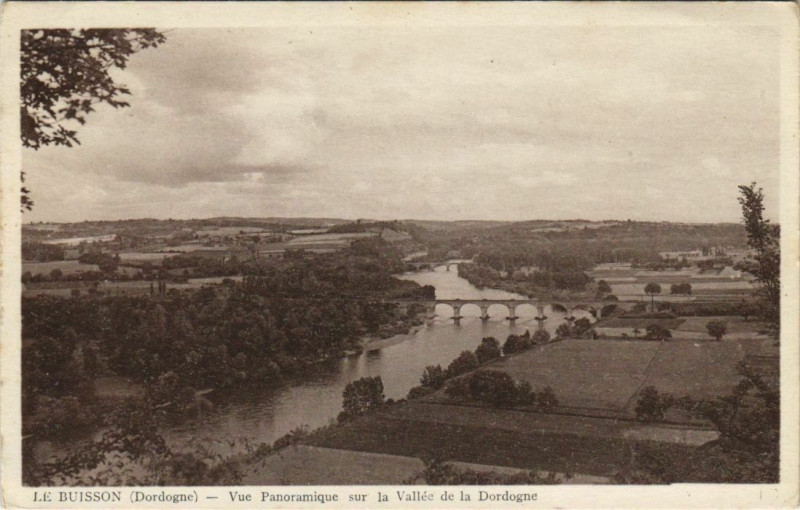 Carte postale ancienne Le Buisson - Vue Panoramique sur la Vallee de la Dordogne
