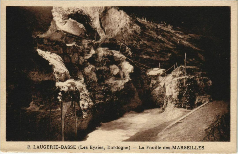 Carte postale ancienne Laugerie-Basse - Les Eyzies - La Fouille des Marseilles aux Eyzies