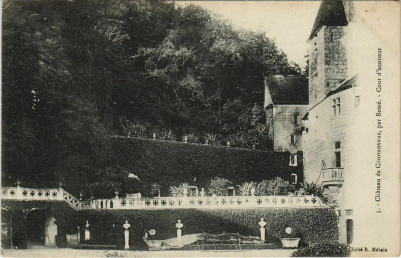 Carte postale ancienne Chateau de Courtanvaux - pres Besse - Cour d'Honneur à Besse