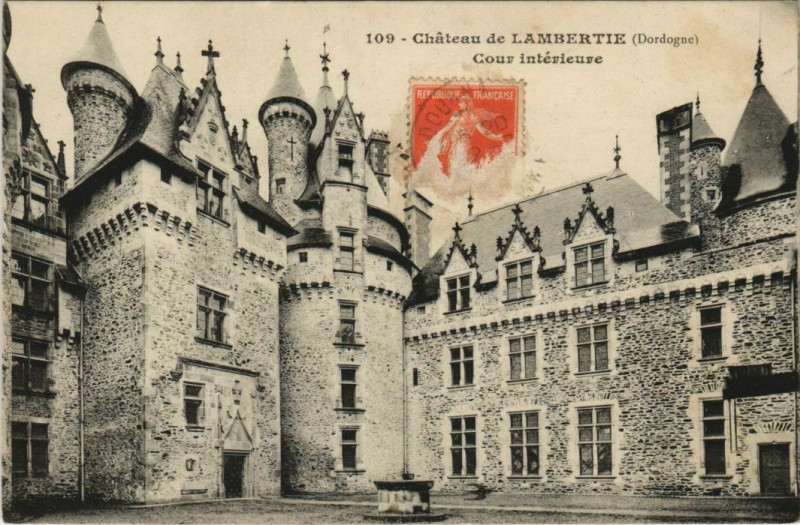 Carte postale ancienne Chateau de Lambertie - Cour Interieure