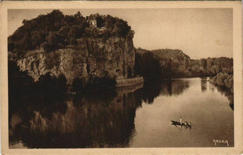 Carte postale ancienne Les Falaises pres Vitrac - Vallee de la Dordogne à Vitrac