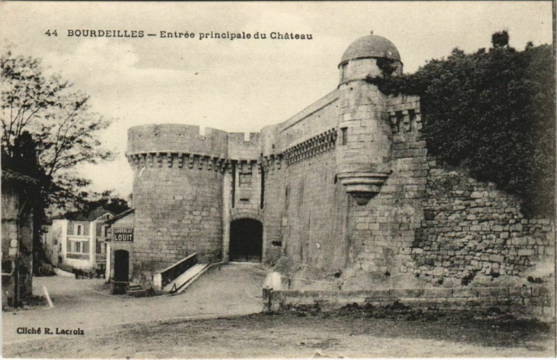 Carte postale ancienne Bourdeilles - Entree Principale du Chateau à Bourdeilles
