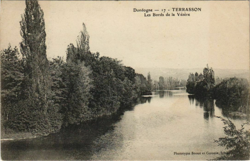 Carte postale ancienne Terrasson - Les Bords de la Vezere