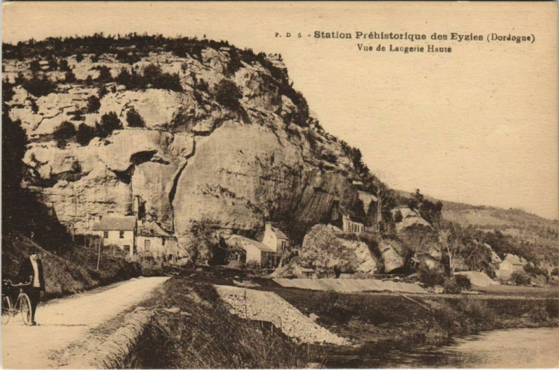 Carte postale ancienne Station Prehistorique des Eyzies - Vue de Laugerie Haute