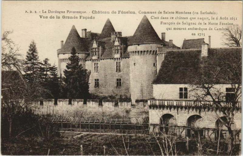 Carte postale ancienne Chateau de Fenelon - Vue de la Grande Facade