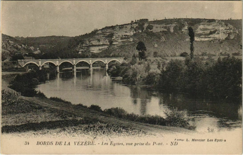 Carte postale ancienne Bords de le Vezere - Les Eyzies - Vue prise du Pont aux Eyzies