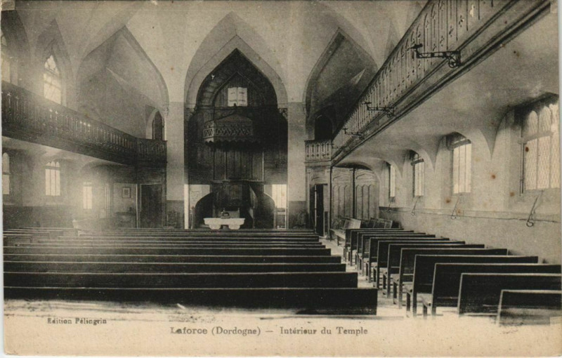 Carte postale ancienne Laforce - Interieur du Temple
