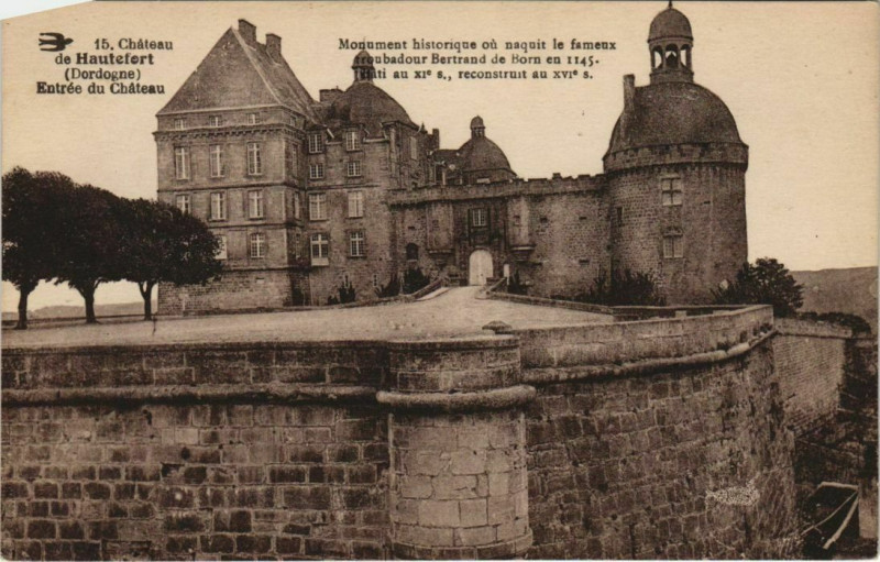 Carte postale ancienne Chateau de Hautefort - Entree du Chateau à Hautefort