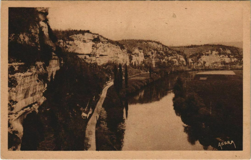 Carte postale ancienne Les Eyzies - La Vezere au Pied de la Falaise du Grand Roc aux Eyzies