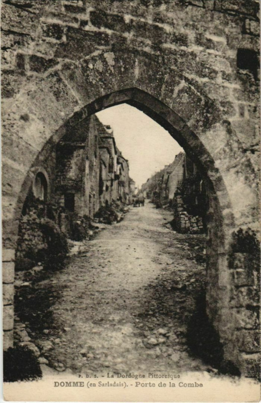 Carte postale ancienne Domme - Porte de la Combe à Domme