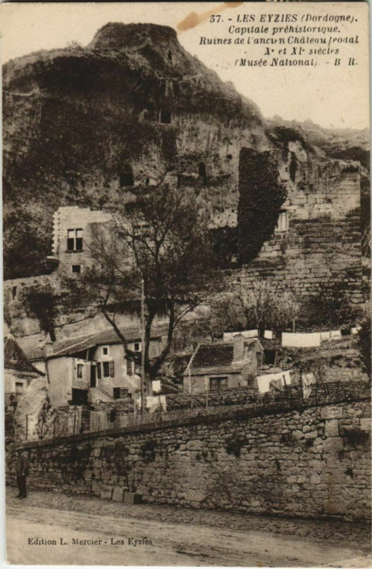 Carte postale ancienne Les Eyzies - Ruines de l'Ancien Chateau Feodal aux Eyzies