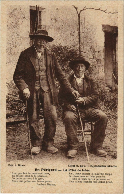 Carte postale ancienne En Perigord - La Prise de Tabac - Vieux Hommes - Types