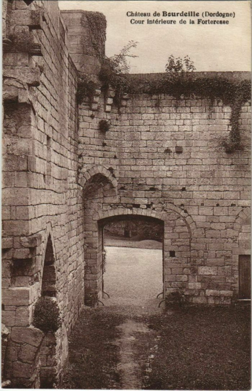 Carte postale ancienne Chateau de Bourdeilles - Cour Interieure de la Forteresse à Bourdeilles