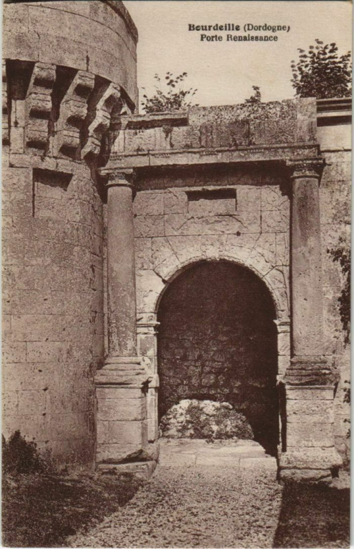 Carte postale ancienne Bourdeilles - Porte Renaissance à Bourdeilles