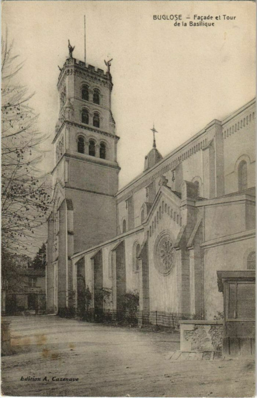 Carte postale ancienne Buglose - Facade et Tour de la Basilique